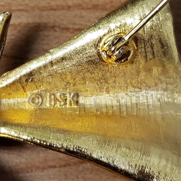 BSK Gold Angel Brooch with Crystals - Picture 4 of 4